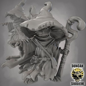 Peut inclure: Figurine imprimée en 3D d'un magicien en robe et chapeau pointu, tenant un bâton. Le magicien a une longue barbe et pointe avec une main. La figurine est grise et porte le texte "DUNCAN SHADOW" et un logo de crâne.