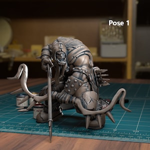 Puede incluir: Una figura en miniatura detallada de un guerrero Orc, pintada en un esquema de color bronce. El Orc sostiene una lanza y una hoja curva, y lleva armadura y una capa con capucha. La figura está en una postura dinámica, lista para la batalla. Pose 1.