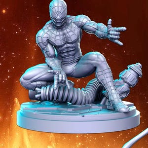 Może przedstawiać: Szara figurka Spider-Mana wydrukowana w 3D w pozycji przykucniętej, z uniesioną prawą ręką w geście. Figurka stoi na okrągłej podstawie z fakturowaną powierzchnią.