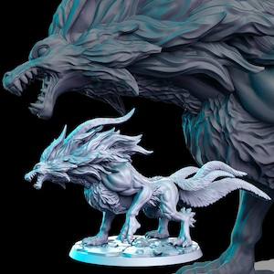 Könnte beinhalten: Ein detailliertes 3D-gedrucktes Modell einer mythischen Kreatur mit einem wolfartigen Kopf, gefiederten Flügeln und einer langen, fließenden Mähne. Die Kreatur ist in einer knurrenden Position dargestellt, mit offenem Maul und sichtbaren Zähnen.