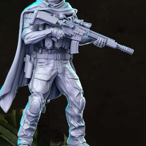 Puede incluir: Una figura gris de un soldado con una máscara de calavera y una capa con capucha, sosteniendo un rifle. El soldado está de pie sobre una base redonda.