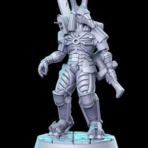 Puede incluir: Una miniatura en 3D impresa en gris, detallada, de una figura humanoide con cabeza de pájaro, que lleva armadura y sostiene una espada. La figura está de pie sobre una base circular.