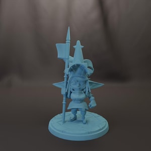Peut inclure: Figurine bleu clair représentant un personnage fantastique, peut-être un chevalier ou un mage, debout sur une base circulaire. La figurine tient une lance avec un petit drapeau. Le personnage porte un casque et une armure.