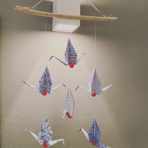 Origamimobile aus 6 Kranichen mit roten Pompons