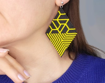 Brick stitch earrings pattern, great design for stitch statement jewelry