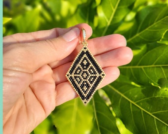 Wzór na kolczyki z koralików art deco haftowanych cegłami, pomysł na kolczyki haftowane na prezent, kolczyki art deco na prezent dla niej, biżuteria haftowana DIY
