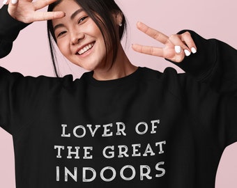 Indoors Lovers Sweatshirt - Sweat-shirt confortable - Stay At Home Sweatshirt - Homebody Sweatshirt - Homebody gift - Bookworm gift