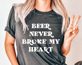 Beer Never Broke My Heart Shirt - Damen Grafik T-Shirt - Retro T-Shirt - Sommer Grafik Shirt - Lustiges Shirt - Lake Shirt - Lake Tee - Camp Tee