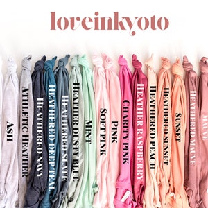K&ouml;nnte beinhalten: Eine Auswahl an T-Shirt-Farben, darunter Schwarz, Wei&szlig;, Asche, Marineblau meliert, Dunkelblau meliert, Schiefer meliert, Staubblau meliert, Minze, Rosa, Rosa, Charity Pink, Himbeer meliert, Pfirsich meliert, Sonnenuntergang, Sonnenuntergang meliert, Mauve, Mauve meliert, Orchidee meliert, Maroon meliert und Maroon.