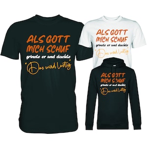 Könnte beinhalten: Drei T-Shirts und ein Hoodie mit dem deutschen Text "ALS GOTT MICH SCHUF grinste er und dachte 'Das wird lustig'" in Orange und Gelb. Die Shirts sind schwarz und weiß, und der Hoodie ist schwarz.