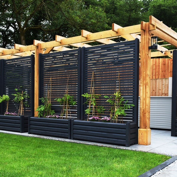 Timbers planter with fence/slated private screen/ trellis