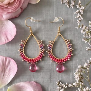 Handgewebte goldene Statement-Ohrringe | Toho-Perlen & Ruby Hydro Quarz-Tropfen | Boho-Schmuck in Rosa und  Rot