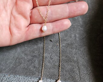 Delicata collana di perle d'acqua dolce: catena placcata oro 18k