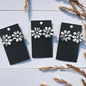 FAUX Weiß Buffalo Mini Cluster Ohrstecker, Leichte TON Ohrringe, Western Ohrringe, Western Ohrringe