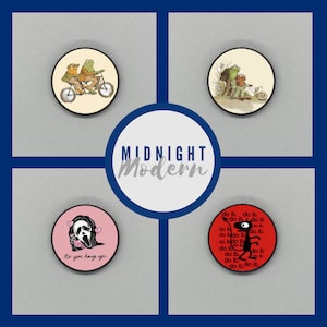 Pode incluir: Quatro pinos redondos com designs diferentes. O primeiro pino apresenta dois sapos andando de bicicleta. O segundo pino apresenta dois sapos andando com um caracol. O terceiro pino apresenta um fantasma rosa com o texto "No you hang up". O quarto pino apresenta uma silhueta preta de um cachorro com o texto "do it" repetido ao redor da borda.