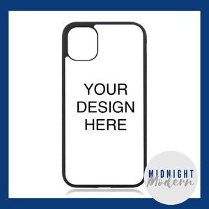 Op de afbeelding: Zwarte telefoonhoes met een witte achtergrond en de tekst "YOUR DESIGN HERE". De hoes is gemaakt door Midnight Modern.