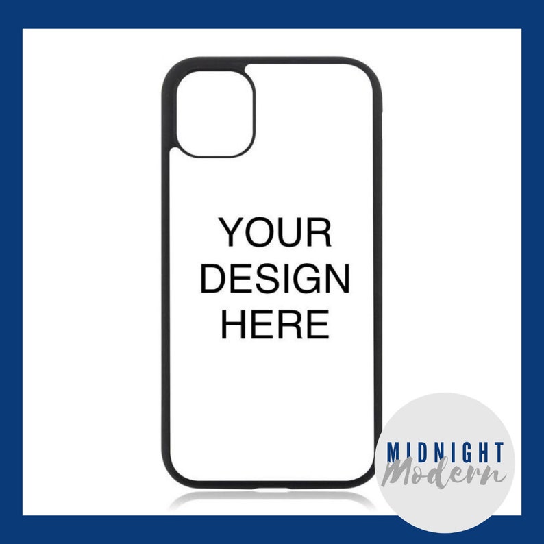 Op de afbeelding: Zwarte telefoonhoes met een witte achtergrond en de tekst "YOUR DESIGN HERE". De hoes is gemaakt door Midnight Modern.