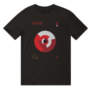 Può includere: T-shirt nera con un design grafico. Il design presenta la parola "Negroni" in rosso, un motivo circolare in rosso, bianco e grigio, e piccole icone e testo. La maglietta ha un girocollo.