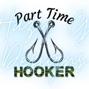 Pode incluir: Um design gráfico com o texto "Part Time Hooker" em fonte de camuflagem verde. Dois anzóis de pesca cruzados estão acima do texto. O texto "Haze Designs" está escrito em cursiva branca em torno dos anzóis.