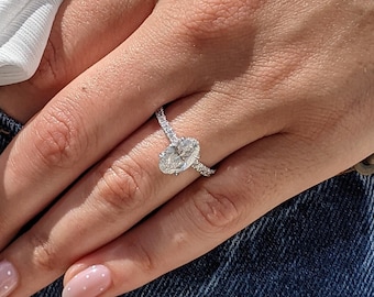 2.20 Karat Oval Diamant Verlobungsring: 14K Weißgold Hidden Halo