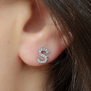 Pendiente con letra de diamante de 0,10 quilates, oro de 14 quilates