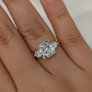 4.05 Karat Kissen Diamant Verlobungsring, 14K Gelbgold mit runden seitlichen Diamanten