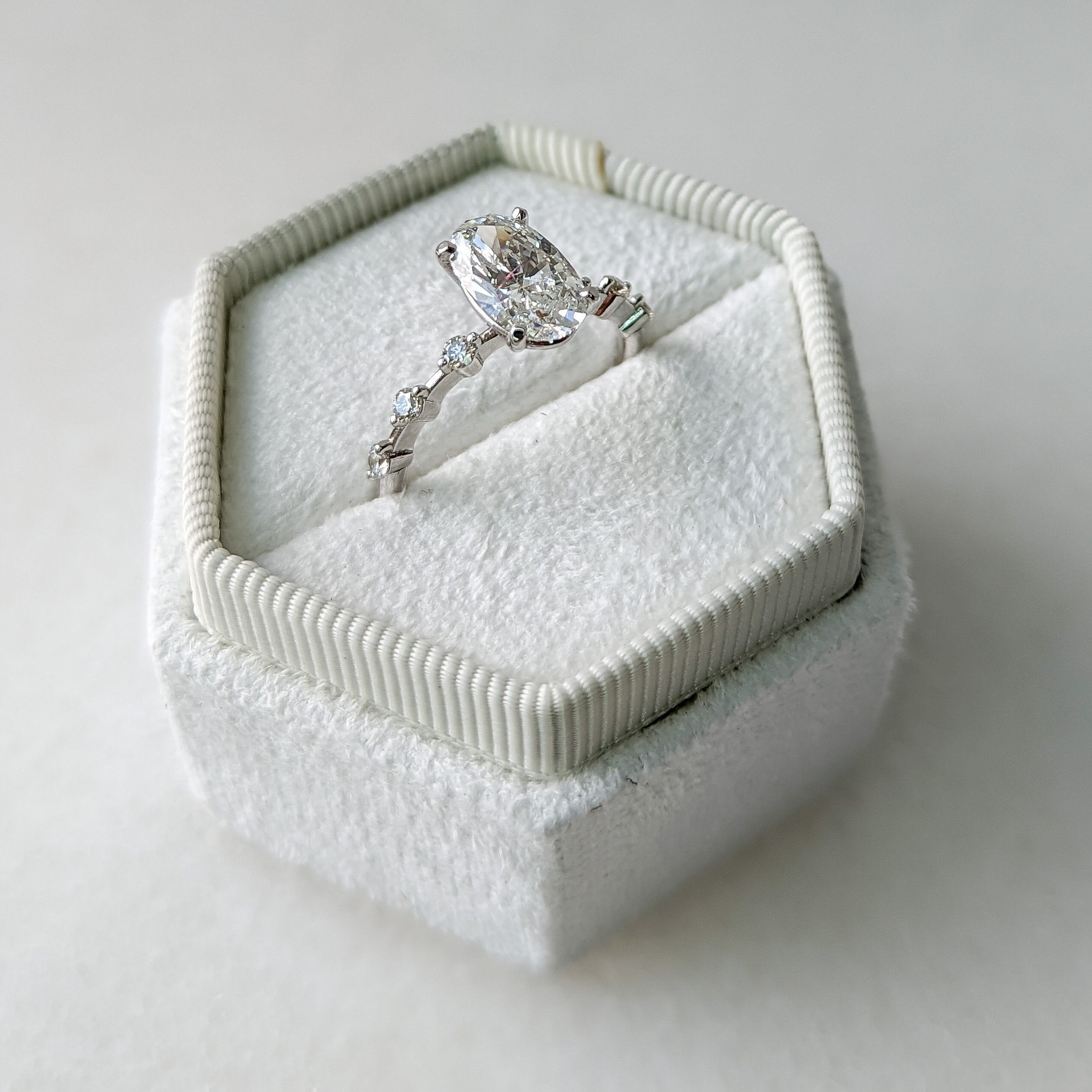 Solévara – Bague De Fiançailles Marquise 2.00 Cts Diamant De Laboratoire Avec Pave De Diamants En Or Jaune Et Blanc 10k
