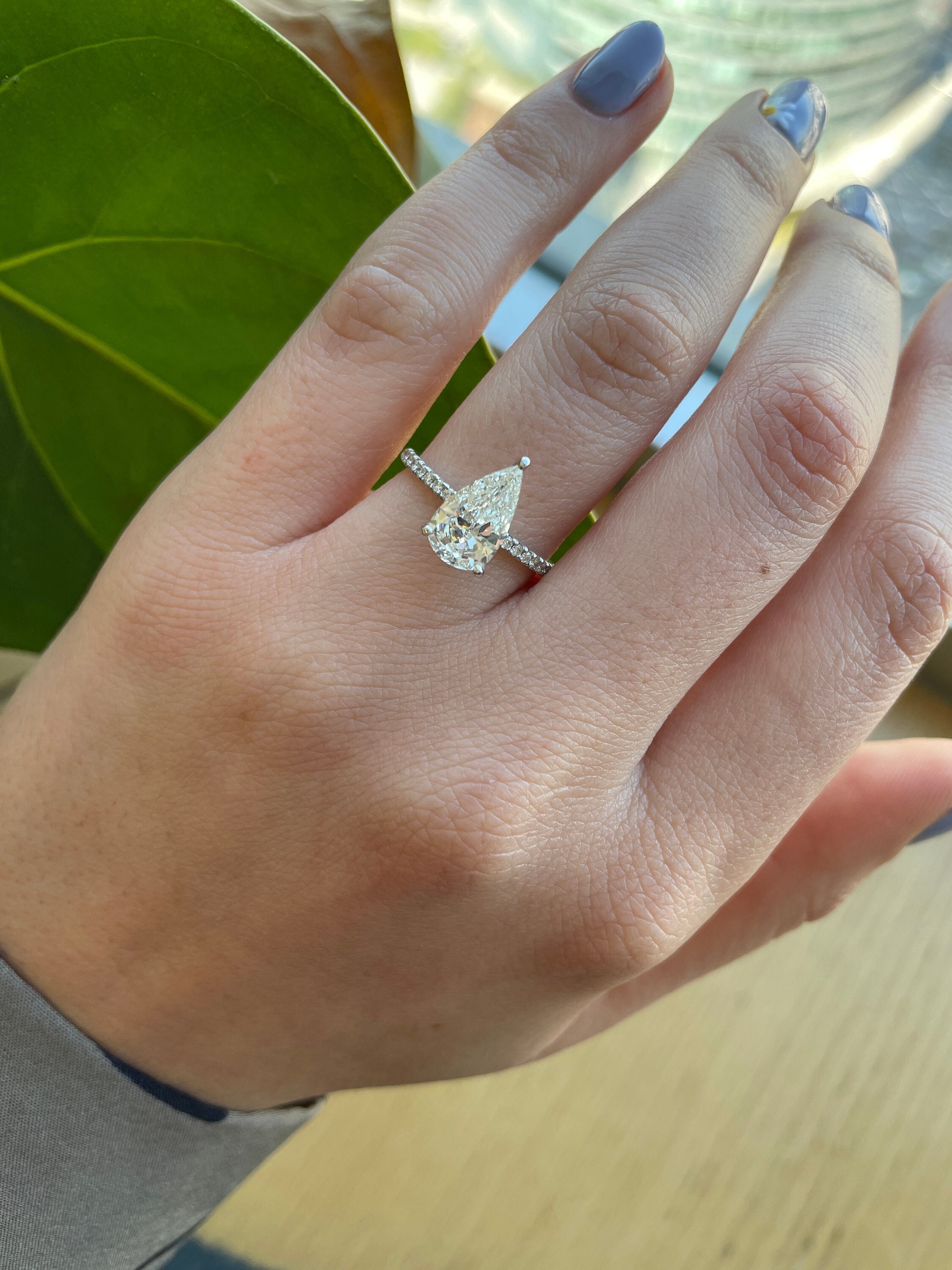 Anillo de compromiso con diamantes en forma de pera de 2,20 quilates, oro  blanco de 14 quilates con pavé. - Etsy México, image size:2250x3000