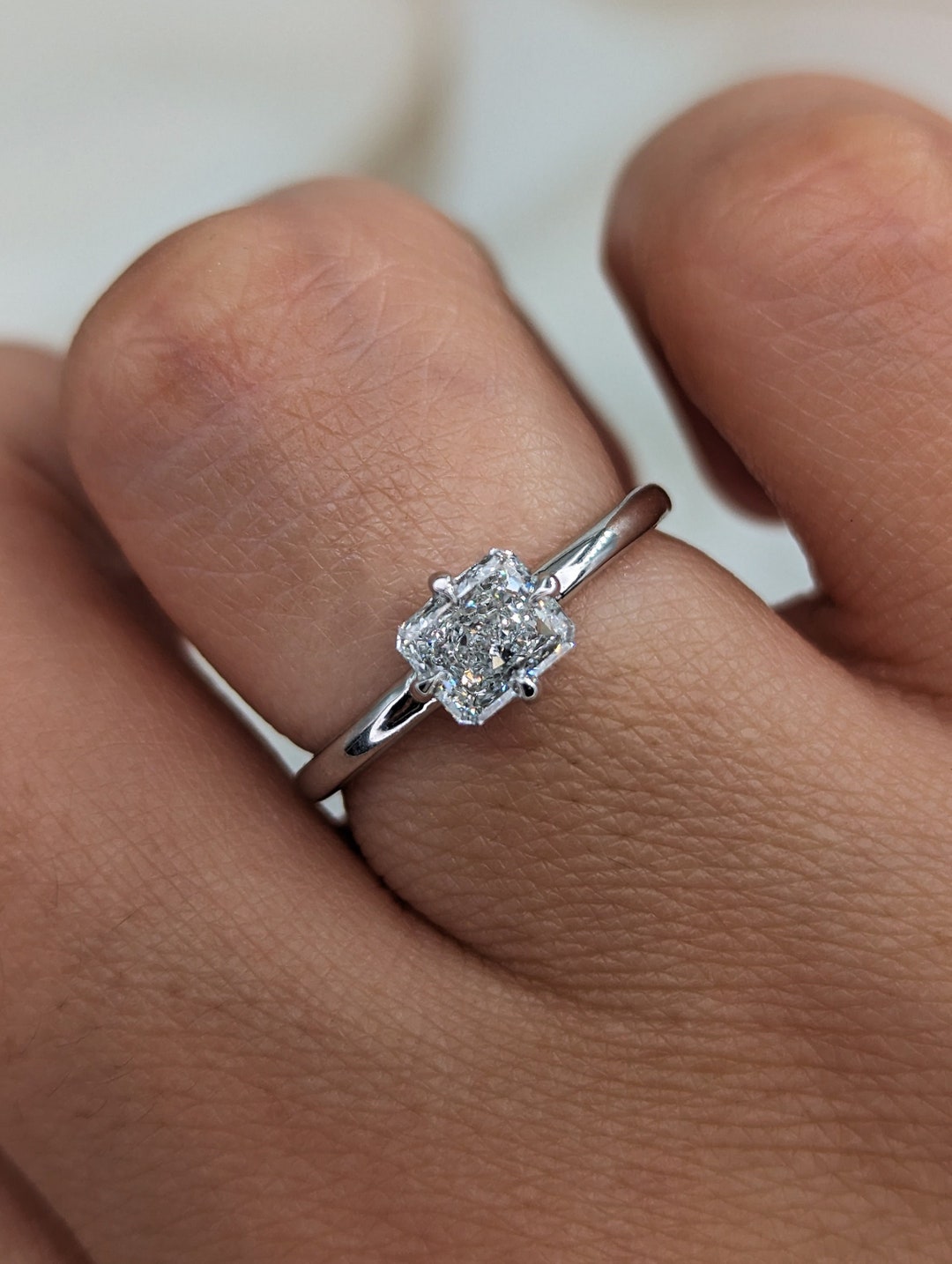 Anello di fidanzamento con diamante radiante da 0,71, anello