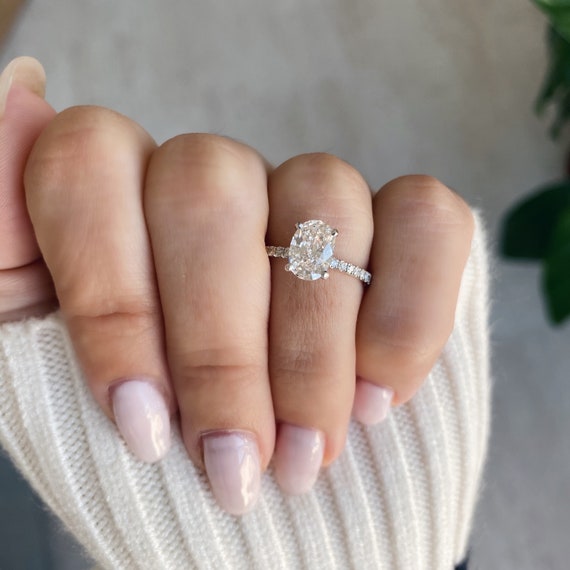 Bague de fiancailles diamant ovale 1 20 carat or blanc 14 carats avec pave et halo cache Etsy Canada