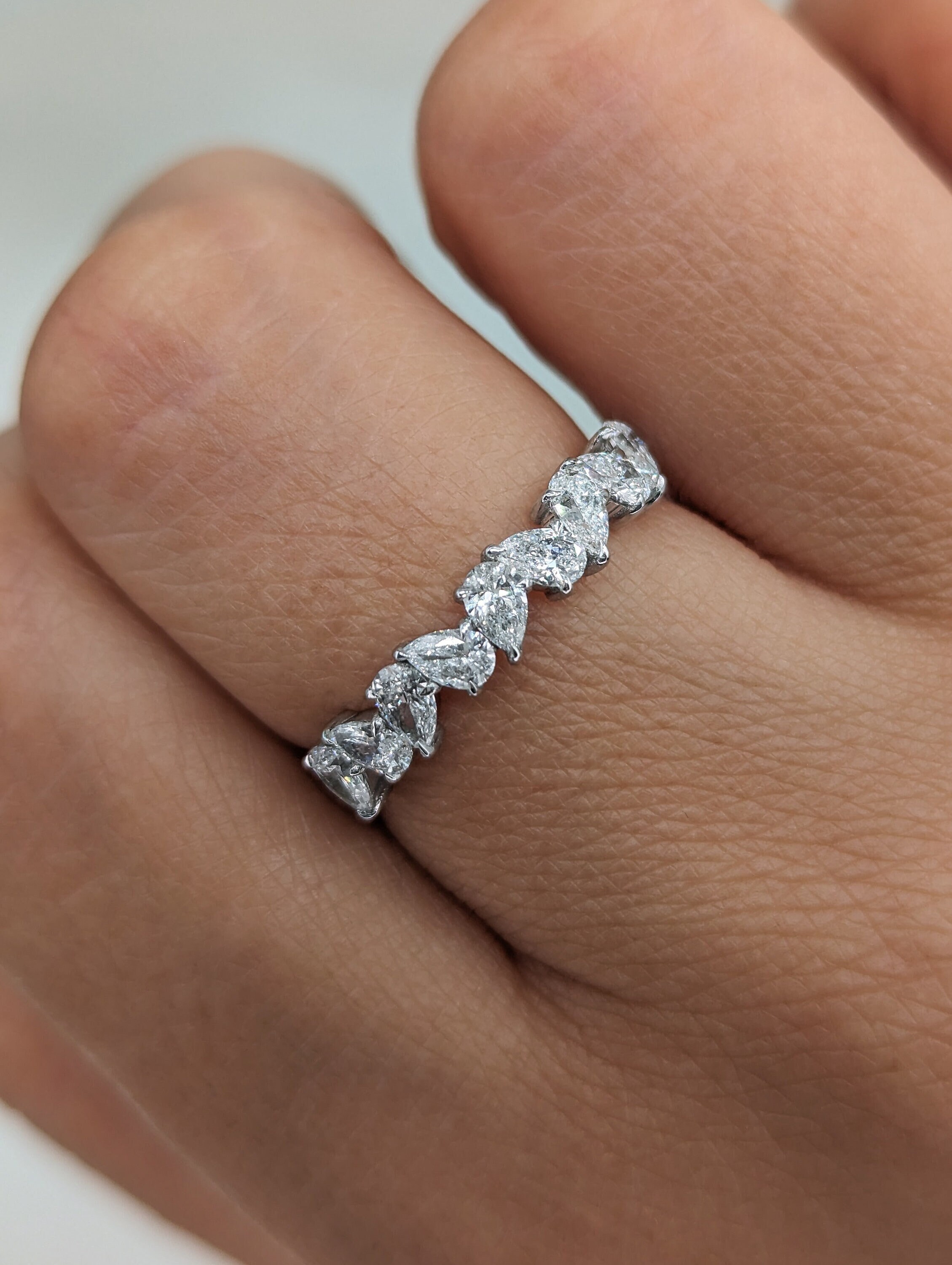 1 カラット ペア ダイヤモンド エタニティ リング、14K ホワイト 
