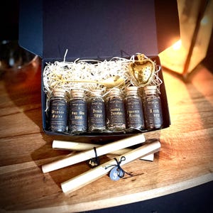 Magischer Tee Geschenk-Set - 3 oder 6 Ritualtee-Fläschchen • Zauberspruch • Tee-Sampler • Hexentee-Set • Geschenkbox zum Weihnachten