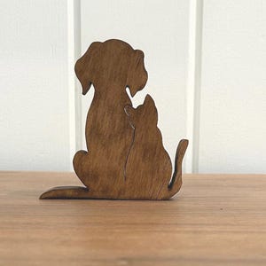 Figura de perro y gato de madera