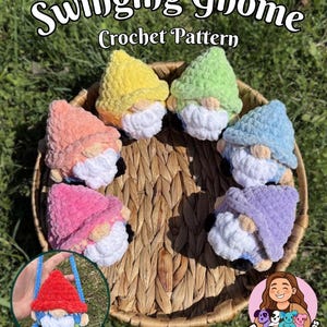 Puede incluir: Una colección de gnomos de ganchillo coloridos con barbas blancas y sombreros de varios colores, dispuestos en una cesta de mimbre. La imagen incluye el texto "Swinging Gnome Crochet Pattern" y "No Sew!"