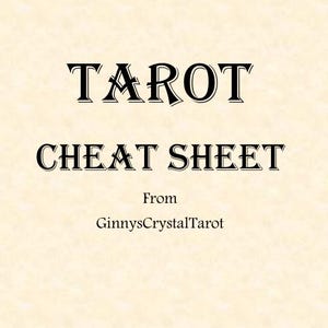 Könnte beinhalten: Ein cremefarbenes Papier mit den Worten "TAROT CHEAT SHEET" in einer fetten, schwarzen Serifen-Schrift. Darunter steht der Text "From GinnysCrystalTarot" ebenfalls in schwarzer Serifen-Schrift.