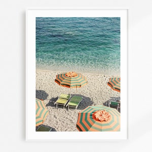 Umbrella Beach Travel Print / Cinque Terre Wall Art / Verano en Italia / Verde Naranja / Decoración del Hogar Costero / Cartel del Océano