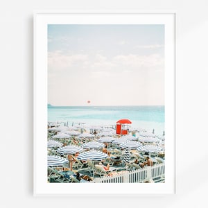 Impresión de sombrilla de playa azul y blanca / Arte mural de la Riviera Francesa / Fotografía artística de viajes / Decoración mediterránea / Póster de viaje costero