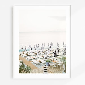 Impresión de sombrilla de playa / Arte de la pared de la Costa Azul / Impresión de fotografía de viajes de bellas artes / Vista al mar Riviera francesa / Cartel costero