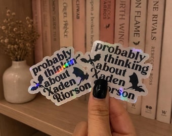 Peut inclure: Deux autocollants holographiques avec le texte noir probably thinking about Xaden Riorson. Chaque autocollant présente une petite silhouette noire de dragon en vol. Les autocollants ont une finition irisée et réfléchissante qui capte la lumière.