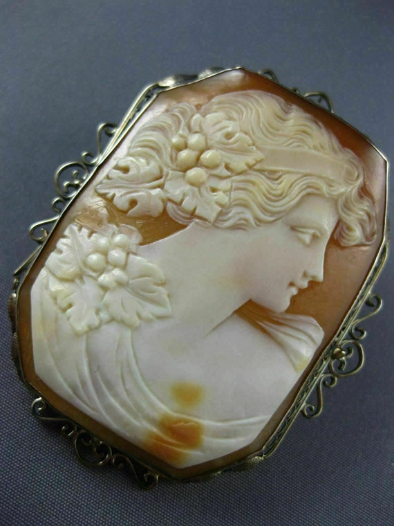 Antique Large 14Kt White Gold Filigree Lady Shell… - image 3