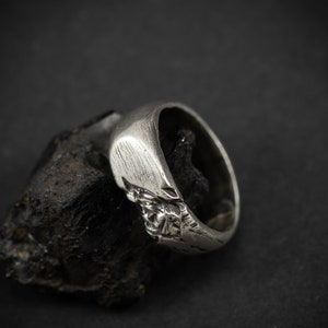 Anillo de sello de plata rústica para hombre, anillo oxidado crudo brutalista, joyería hecha a mano, regalo único para hombres, regalo de aniversario para esposo