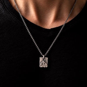Handgefertigte Berg-Silberkette, rustikaler Anhänger, Schmuck für Abenteurer, Geschenk für Wanderer