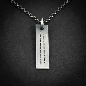 Morsekodhalsband, graverat personligt hänge, handgjorda smycken, minimalistisk present till honom, present till män, unika presenter