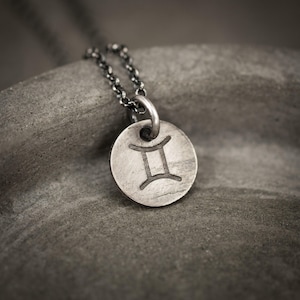 Srebrny rustykalny naszyjnik z astrologią ze znakiem zodiaku Bliźnięta, naszyjnik z horoskopem, spersonalizowana biżuteria, ręcznie robiona biżuteria z konstelacją