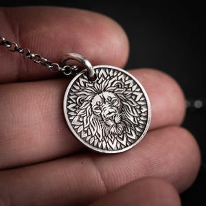 ライオンヘッドシルバーコインペンダントネックレスメダリオン、マンダラ保護力お守りレオ星座ネックレス、酸化占星術ジュエリー、
