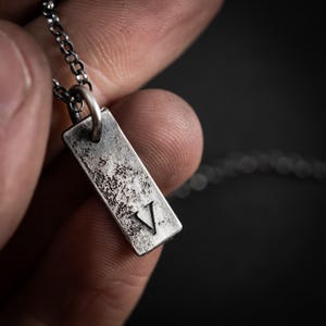 Rustikt silverhalsband med initialer för män, personligt halsband med bokstav för män, personliga smycken, personlig present till honom, halsband för killar