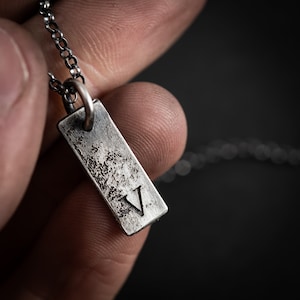 Collar de cadena con inicial rústica de plata para hombre, collar con letras personalizadas para hombre, joyería personalizada, regalo personalizado para él, collar para hombre