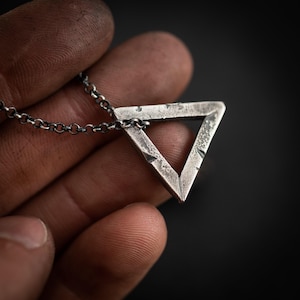 Dreieck Minimalist Herren Halskette, Schutz Amulett, handgemachte Silber brutalist Schmuck, einzigartiges Geschenk für Mann, Freund Geschenk