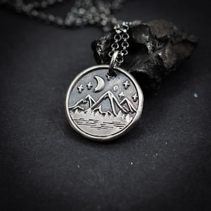 Collier pour homme en argent personnalisé de randonnée en montagne rustique, bijoux rustiques faits main oxydés gravés, cadeaux de voyage, collier pendentif de randonnée