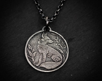 素朴なキツネのシルバーコインネックレス、男性にも女性にも喜ばれる、手作りの刻印入りのパーソナライズジュエリー。